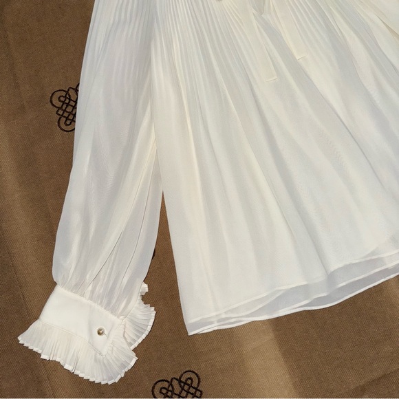 Tory Burch Meryl Ivory Pleated Chiffon Blouse Size 4
Excellente Condition - Picture 3 of 14